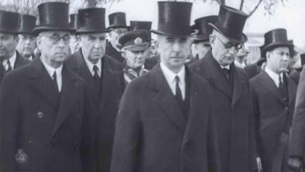 Arşivden çıkan kareler duygulandırdı: Atatürk’ün son yolculuğu adım adım görüntülendi 8